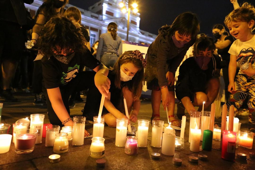 Varias personas participan en una concentración feminista en repulsa por &quot;todos los feminicidios&quot;.