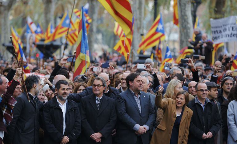 La presidenta del Parlament, Carme Forcadell (2d), acompañada por el vicepresidente de la Generalitat, Oriol Junqueras (3d); el expresidente Artur Mas (3i); el portavoz de JxS, Jordi Turull (d), otros miembros del gobierno catalán y otros cargos electos d