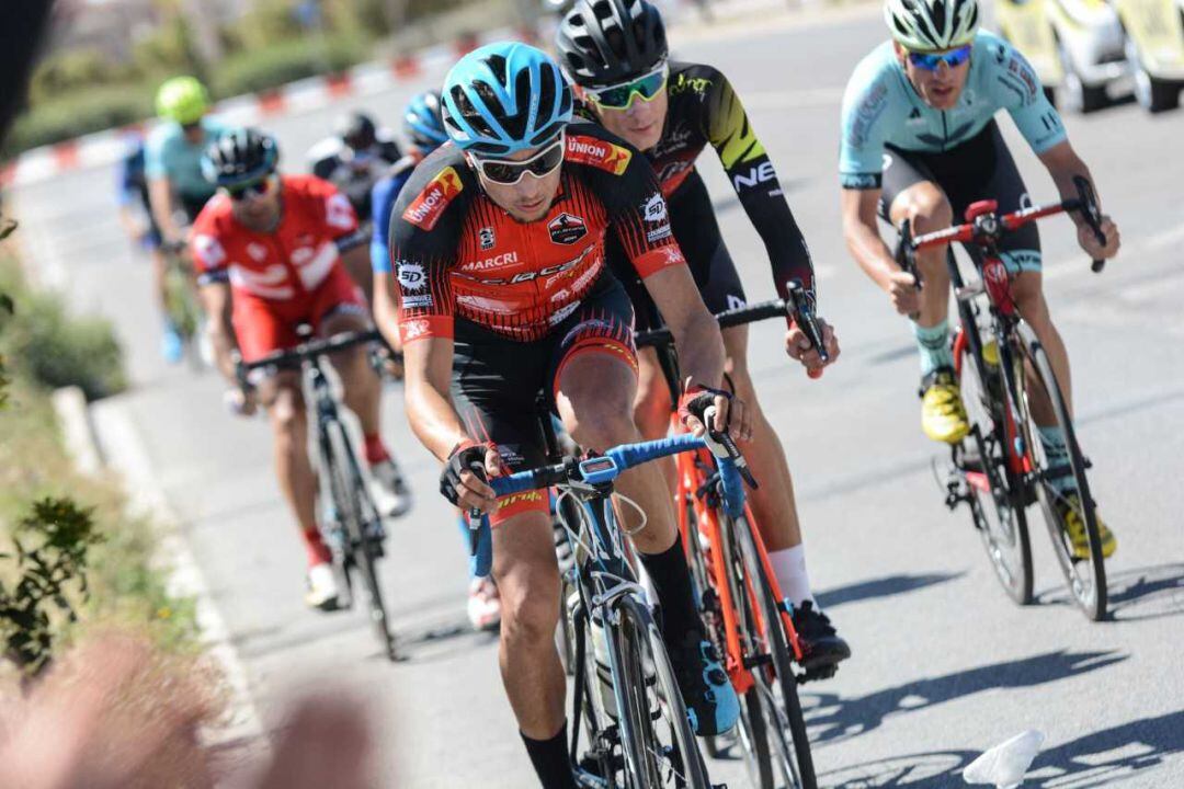 El gran pelotón ciclista de Almería se prepara para una gran carrera.