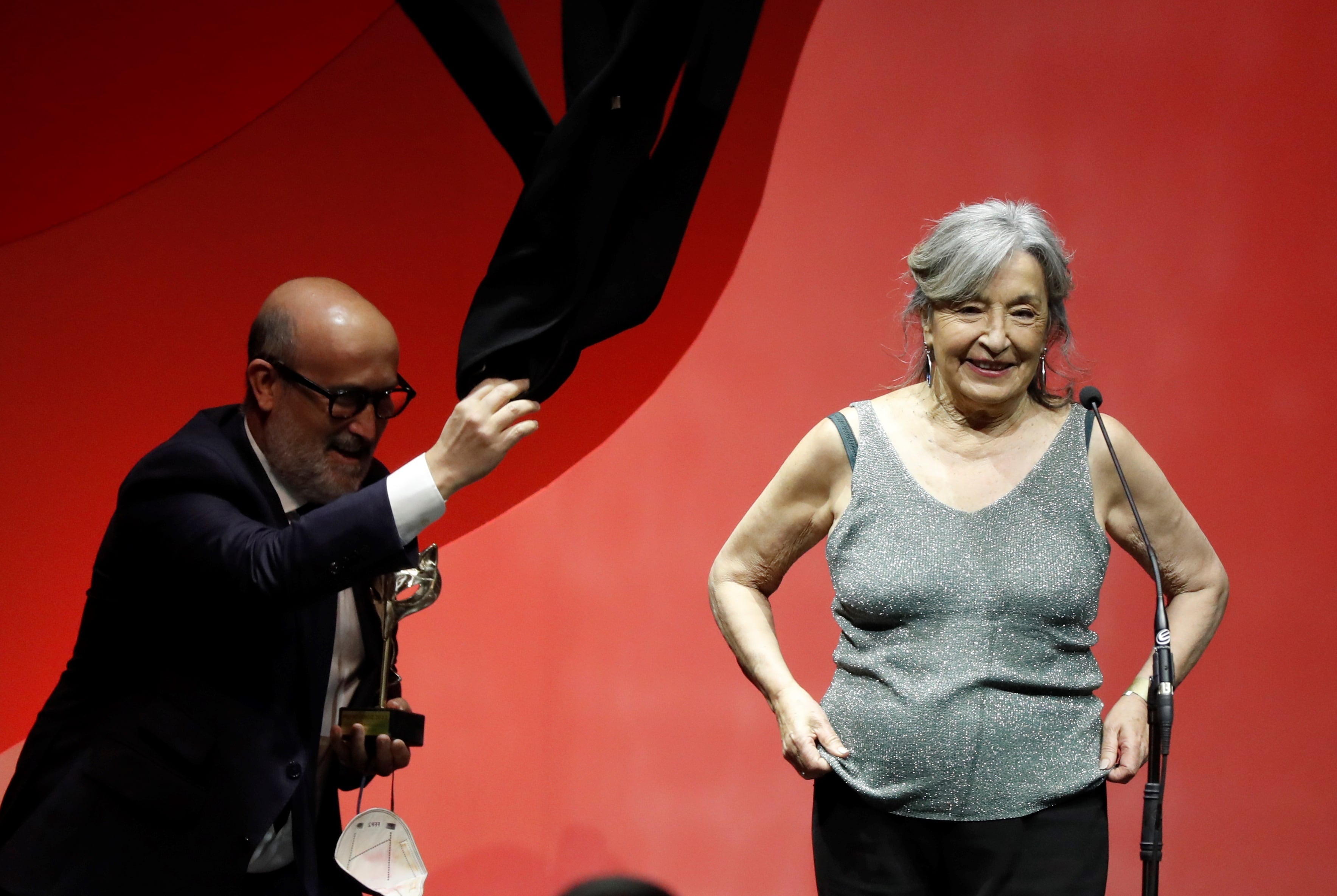 ZARAGOZA, 29/01/2022.- La actriz Petra Martínez y el actor Javier Cámara tras recibir el premio a &quot;mejor actriz protagonista de película&quot; por su trabajo en &quot;La vida era eso&quot; durante la gala de la 9ª edición de los Premios Feroz 2022, este sábado en Zaragoza. EFE/ Javier Cebollada
