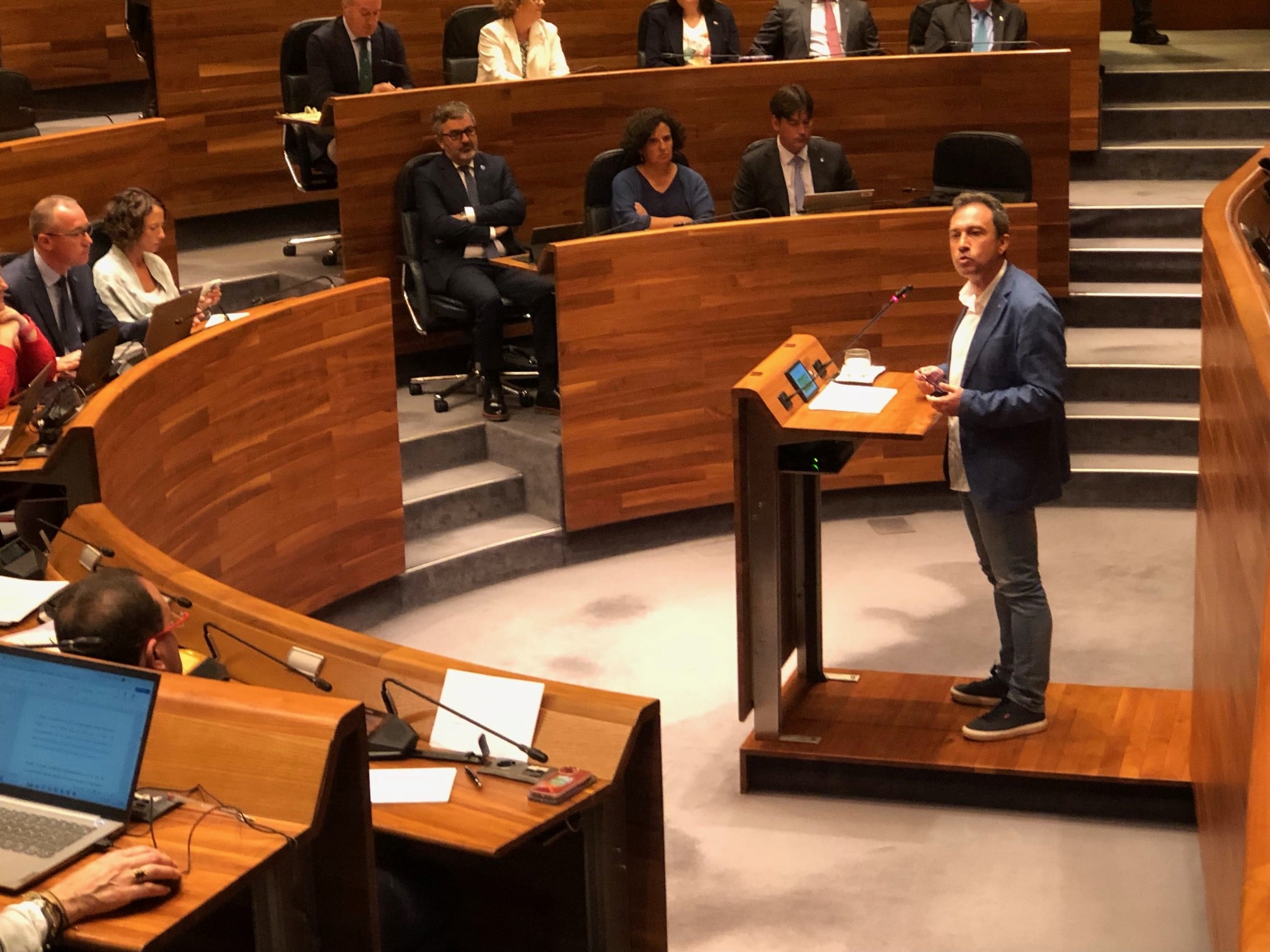 Zapico se perfile como futuro consejero en el nuevo gobierno de coalición. En la imagen, interviene en el pleno de elección de Barbón como presidente.