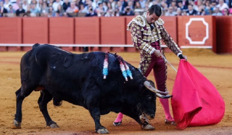 Manzanares en la faena al primer toro de su lote