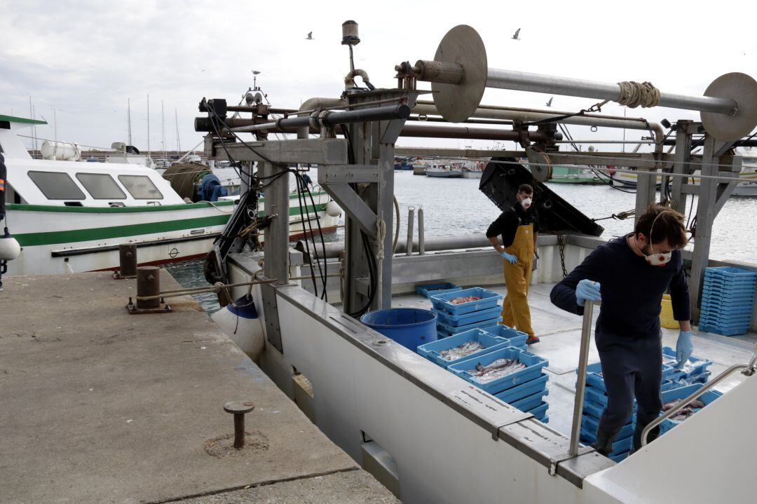 Pescadors de Palamós treballant amb mascareta