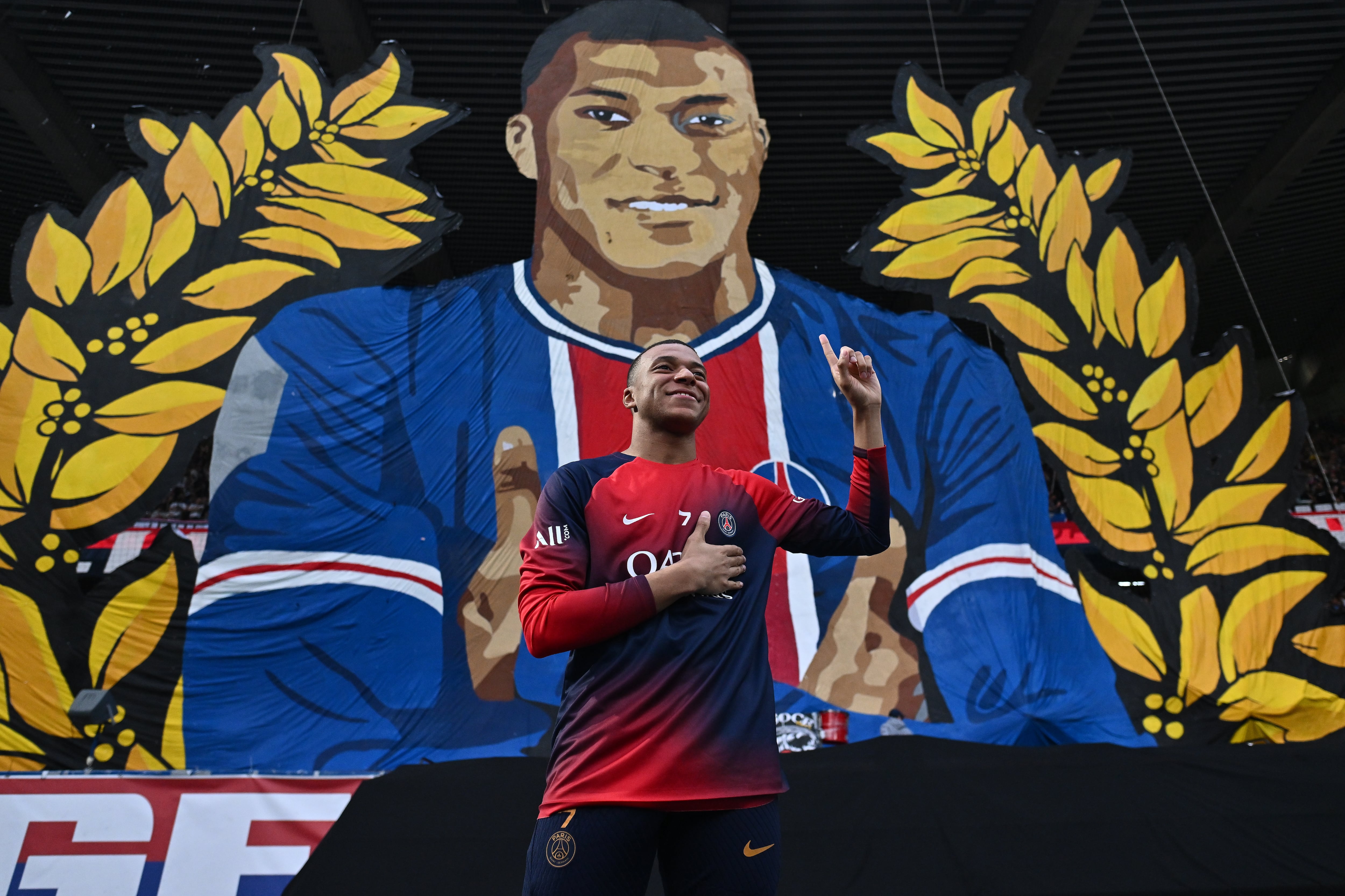 Kylian Mbappé posa junto al tifo que le dedicaron los aficionados del PSG