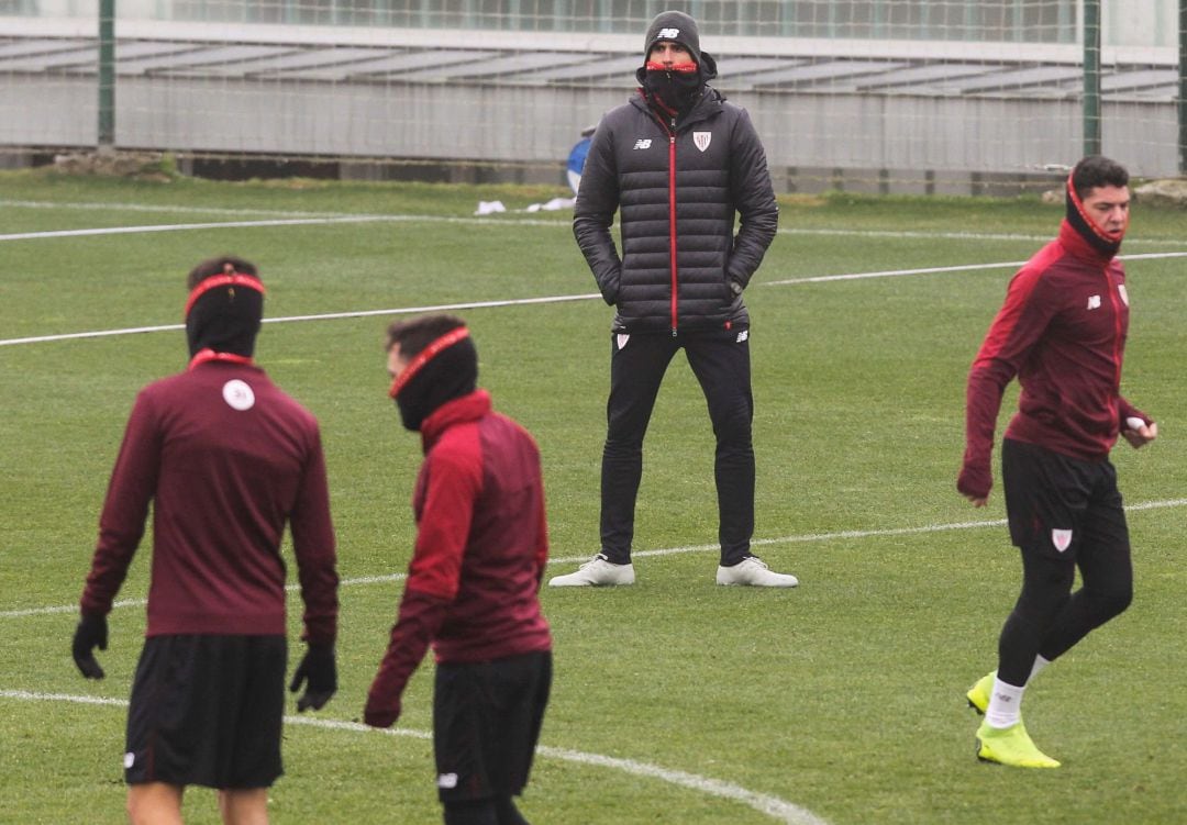El entrenador del Athletic de Bilbao, Gaizka Garitano (c), supervisa el entrenamiento que su equipo ha celebrado hoy en las instalaciones de Lezama para preparar su próximo encuentro contra el Celta de Vigo en Balaídos