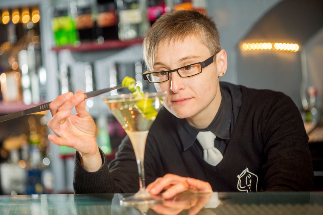 La &#039;bartender&#039; Mariona Vilanova cata, pero no bebe.