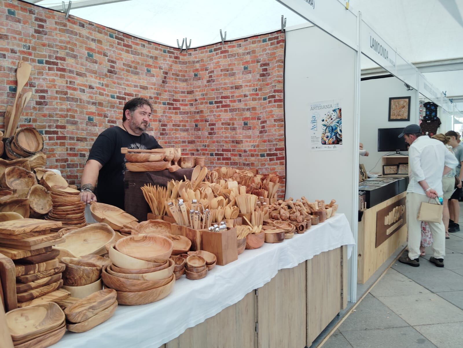 Objetos de madera en la feria