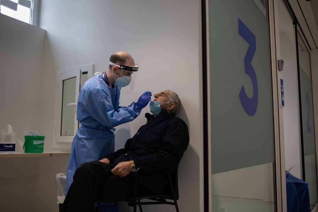 Un sanitario realiza una prueba PCR en una imagen de archivo.