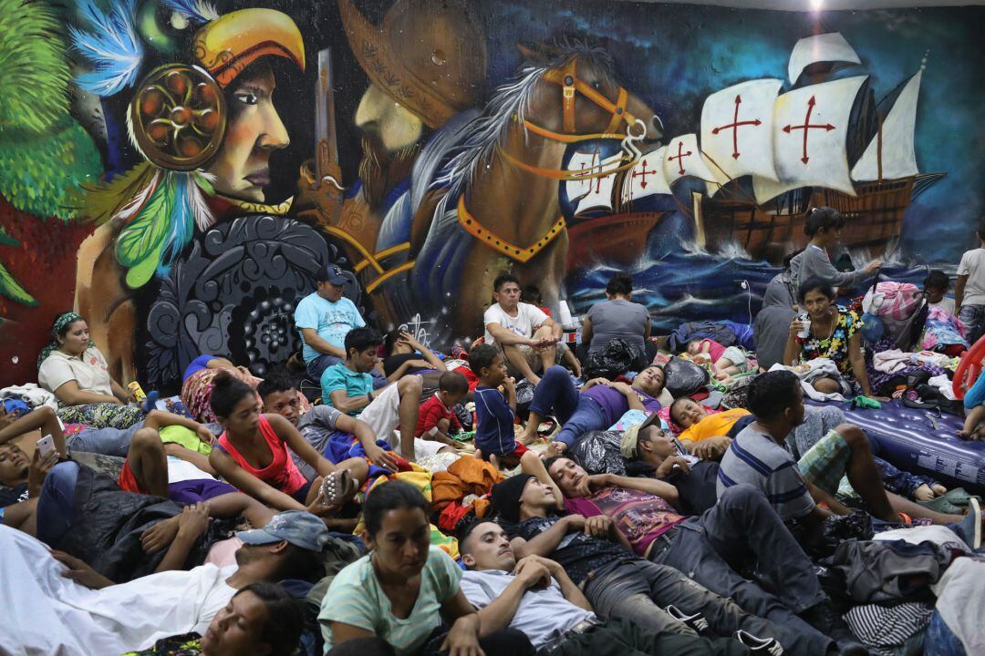 Familias de una caravana de inmigrantes descansan cerca de la frontera de Guatemala con México.