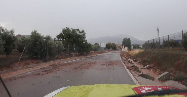 Barro en una carretera de la provincia después de la tormenta del 16 de agosto.