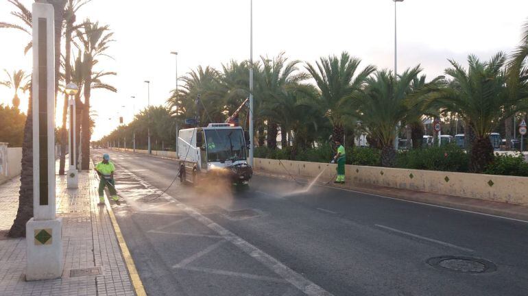 Operarios de limpieza tras las fiestas