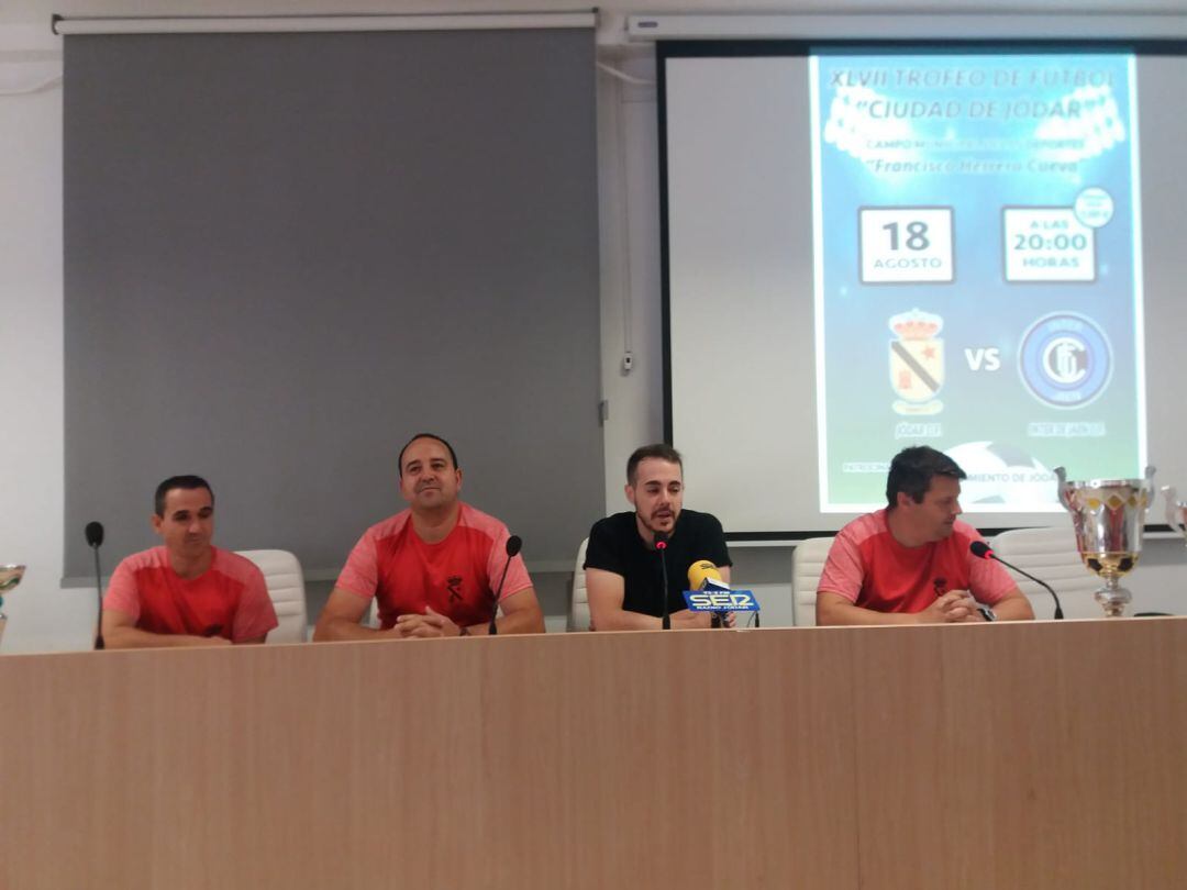 Momento de la presentación de los trofeos de fútbol, intervención del alcalde en funciones, Antonio Jesús Díaz