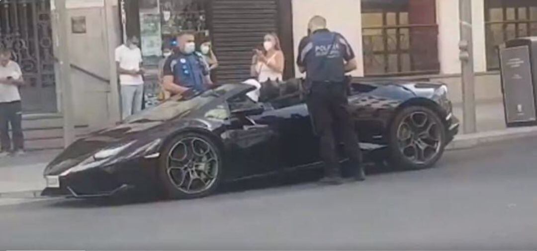 Denuncian a un hombre disfrazado de Batman que conducía un lamborghini por Gran Vía (Madrid) sin los papeles del coche 