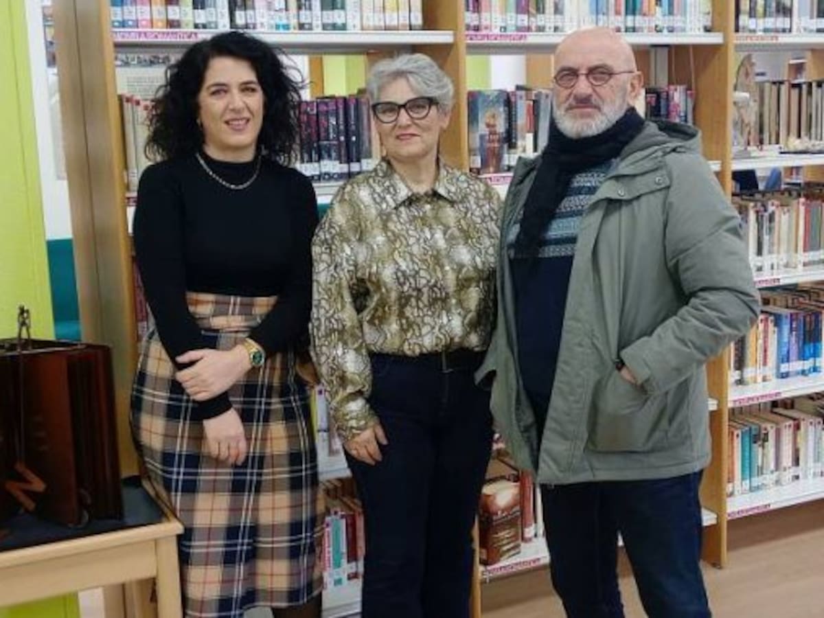 La obra “Caudete y las letras”, del escultor Joaquín Llorens, pasa a formar parte de los fondos de la biblioteca municipal