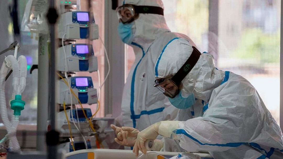 Sanitarios atendiendo a un paciente COVID.