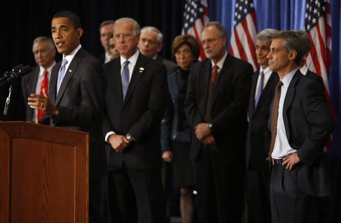 Barack Obama, junto a su equipo de asesores durante su primera rueda de prensa en Chicago