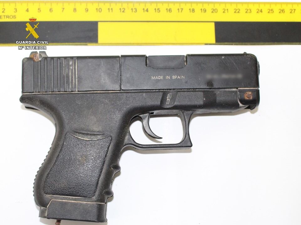 Una de las armas intervenidas en la operación policial
