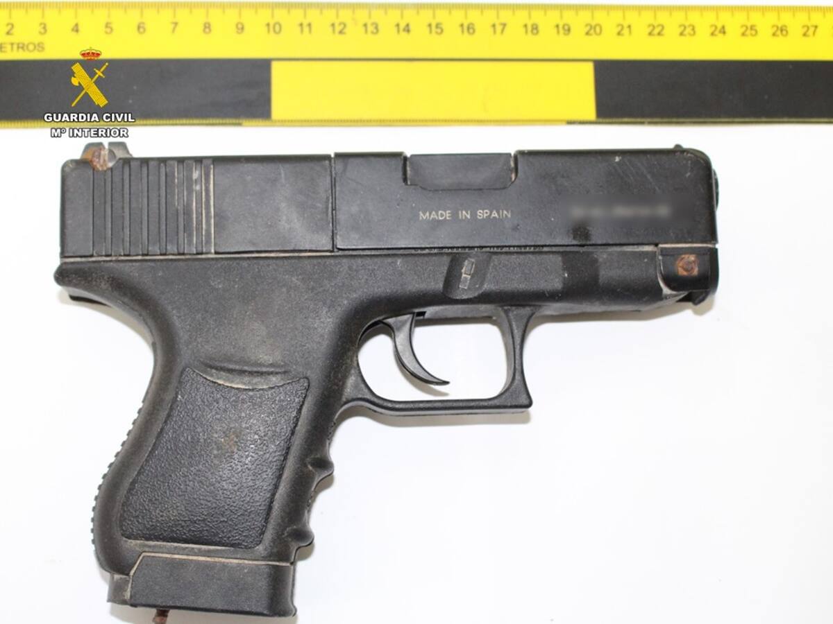 La Guardia Civil de Alicante detiene a un atracador que asaltaba a sus víctimas con una pistola