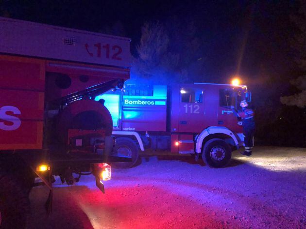 Bomberos en el incendio del Monte Coto en Pinoso