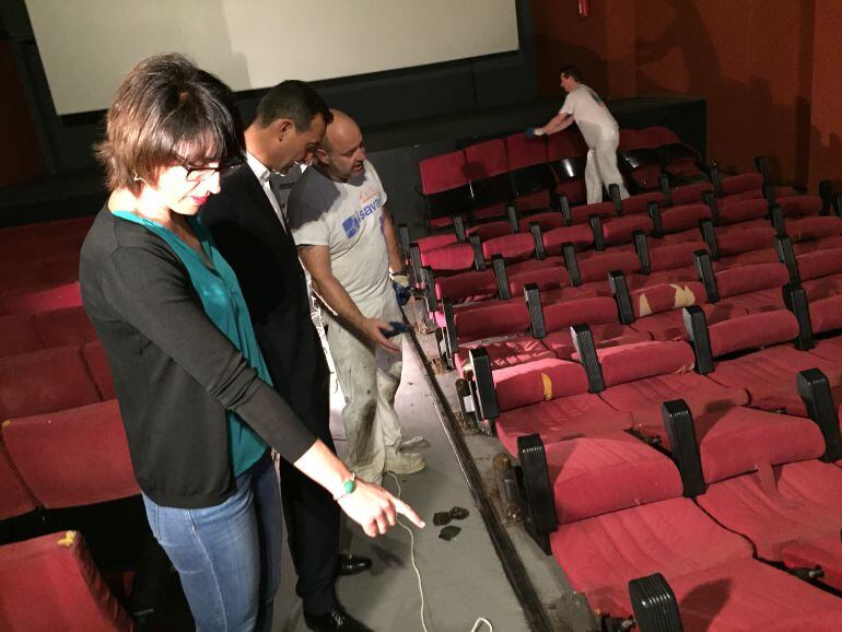 Hoy han comenzado los trabajos para cambiar las butacas de los Cines Odeón