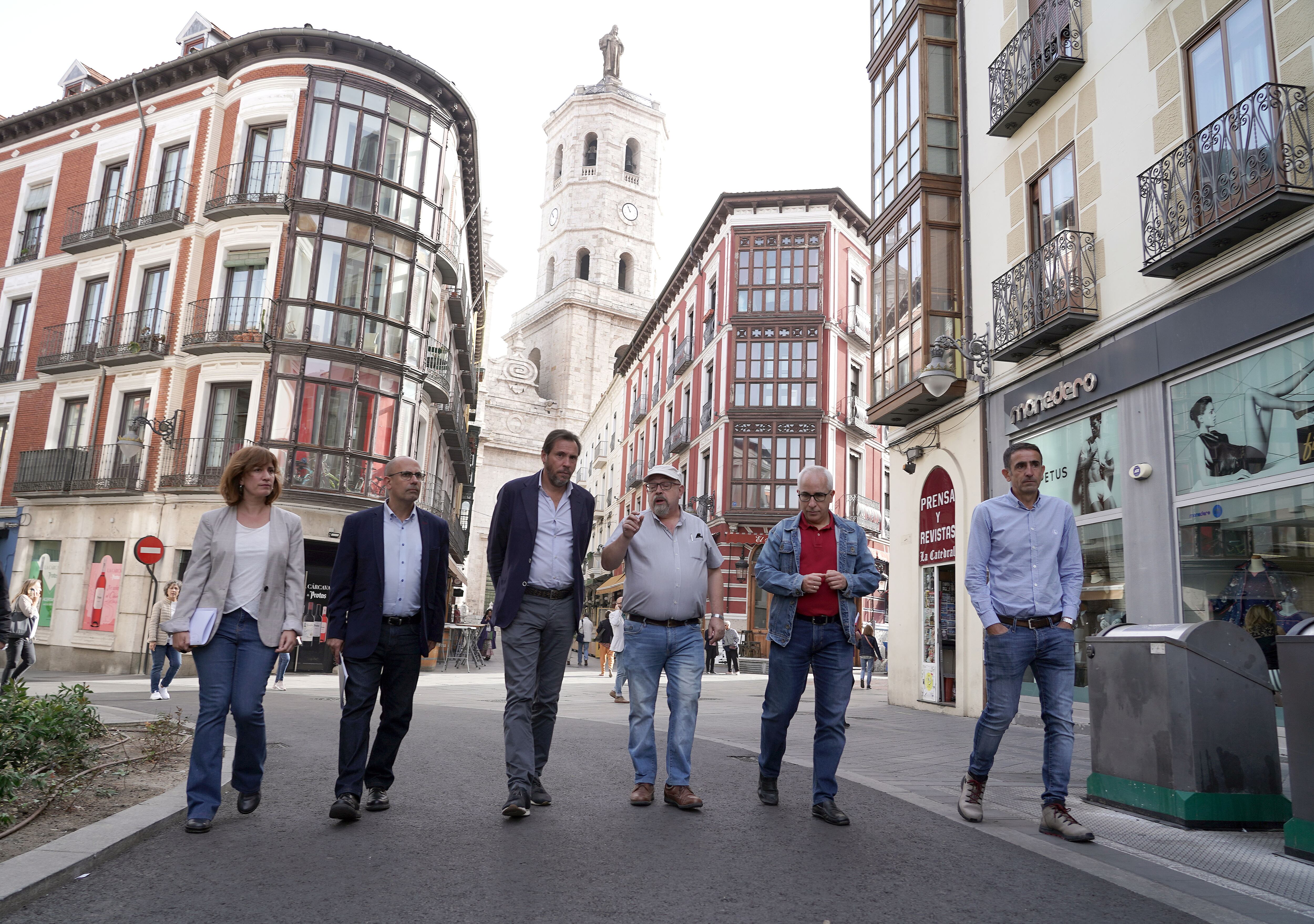 El alcalde de Valladolid, Óscar Puente, visita  las obras de reurbanización de calle Catedral con el concejal de Movilidad y Espacio Urbano, Luis Vélez