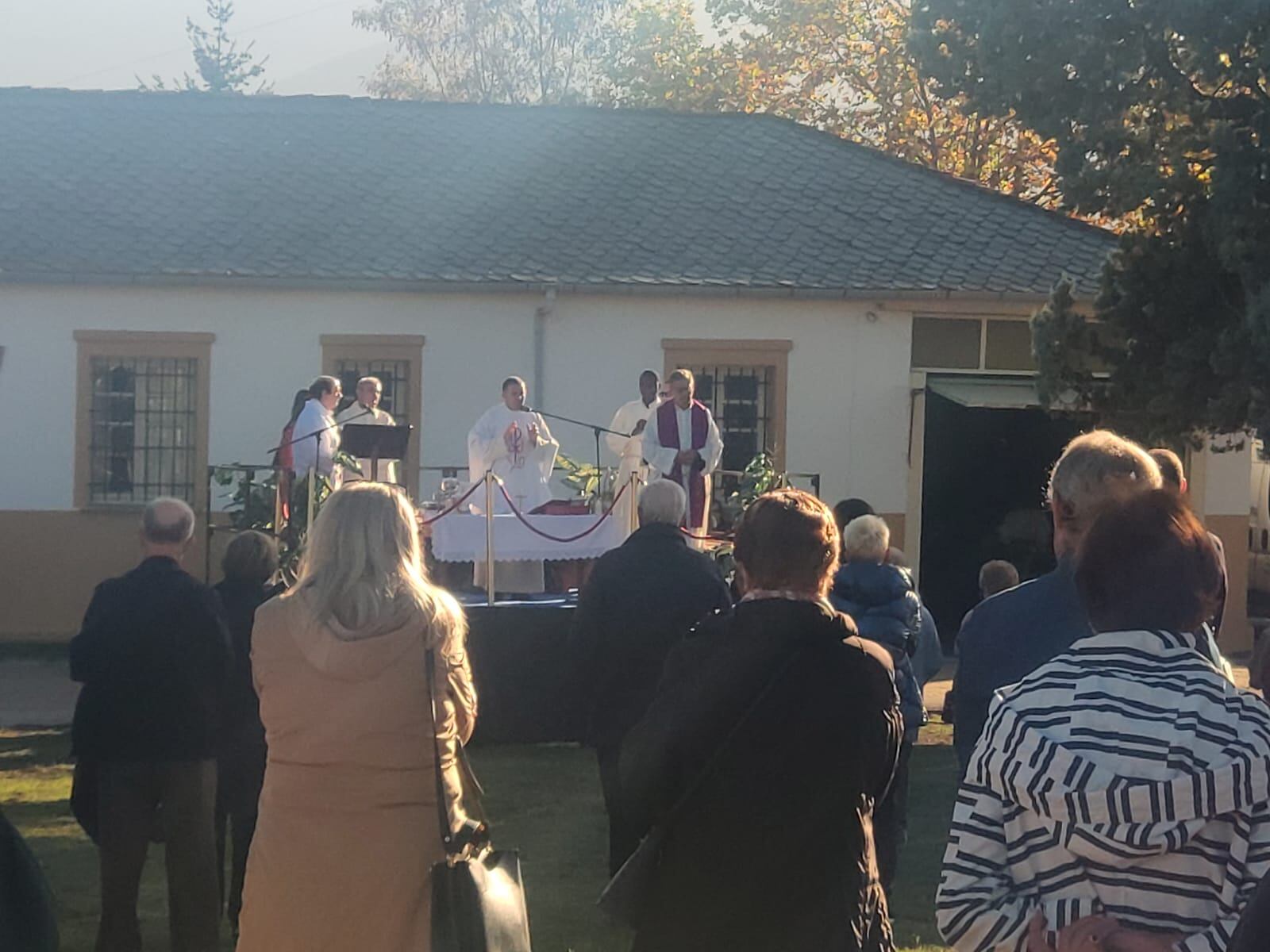 Misa de Todos los Santos en el cementerio de Ponferrada