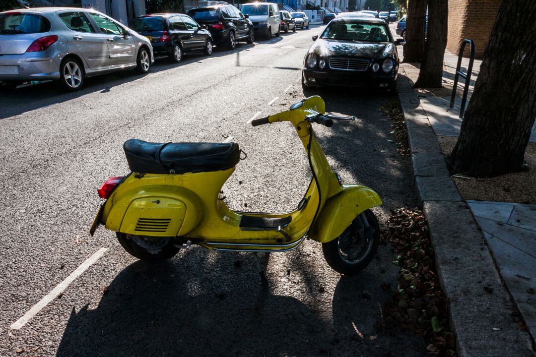 Una moto aparcada en vía pública.