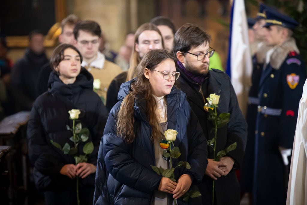 Ciudadanos ofrecen flores en la Catedral de San Vito a los fallecidos por el tiroteo en la universidad