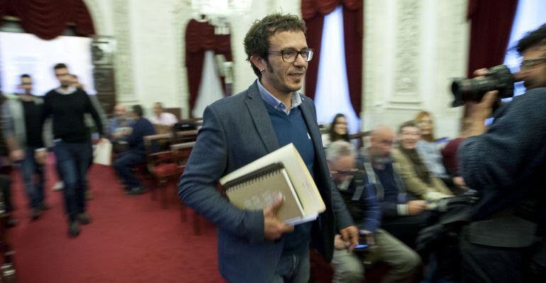 El alcalde de Cádiz a su entrada en un Pleno municipal