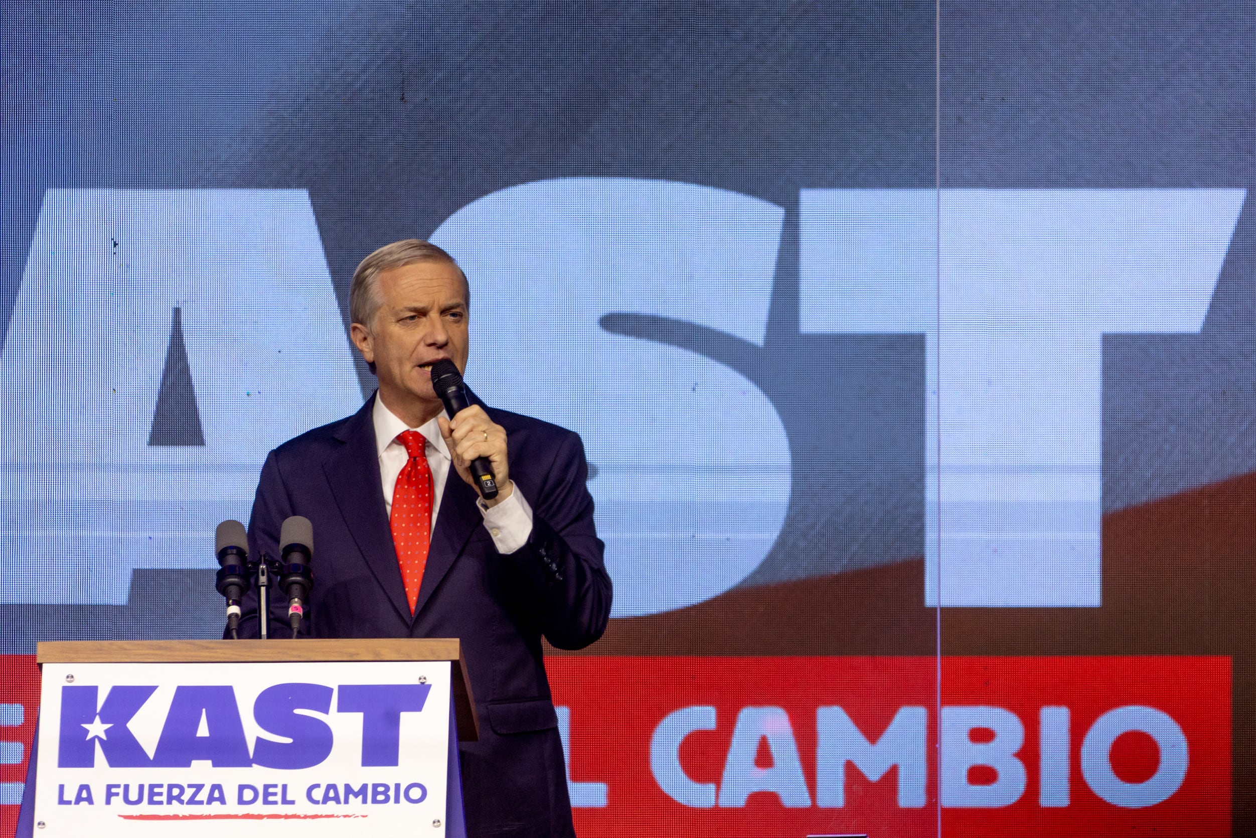 El candidato a la Presidencia de Chile por el Partido Republicano y Social Cristiano, José Antonio Kast, habla tras conocer los resultados de las elecciones en Santiago (Chile).