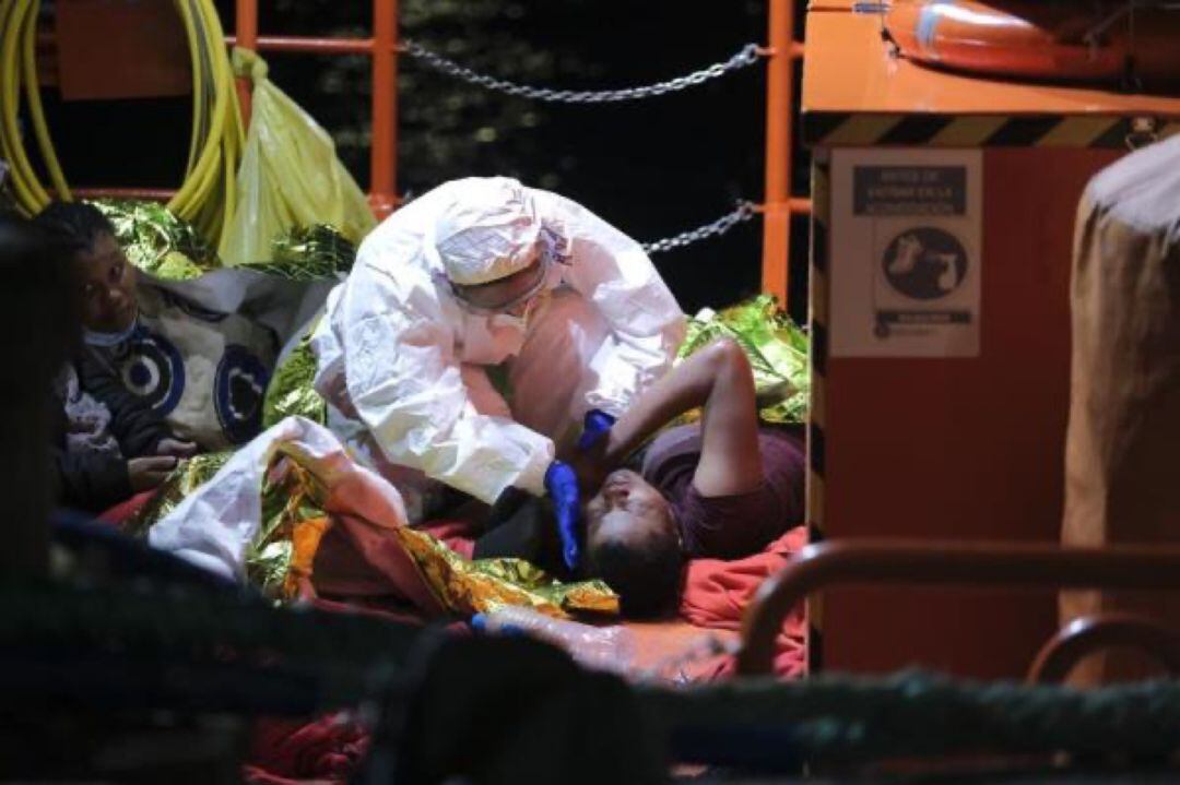 Asistencia en la embarcación de Salvamento Marítimo