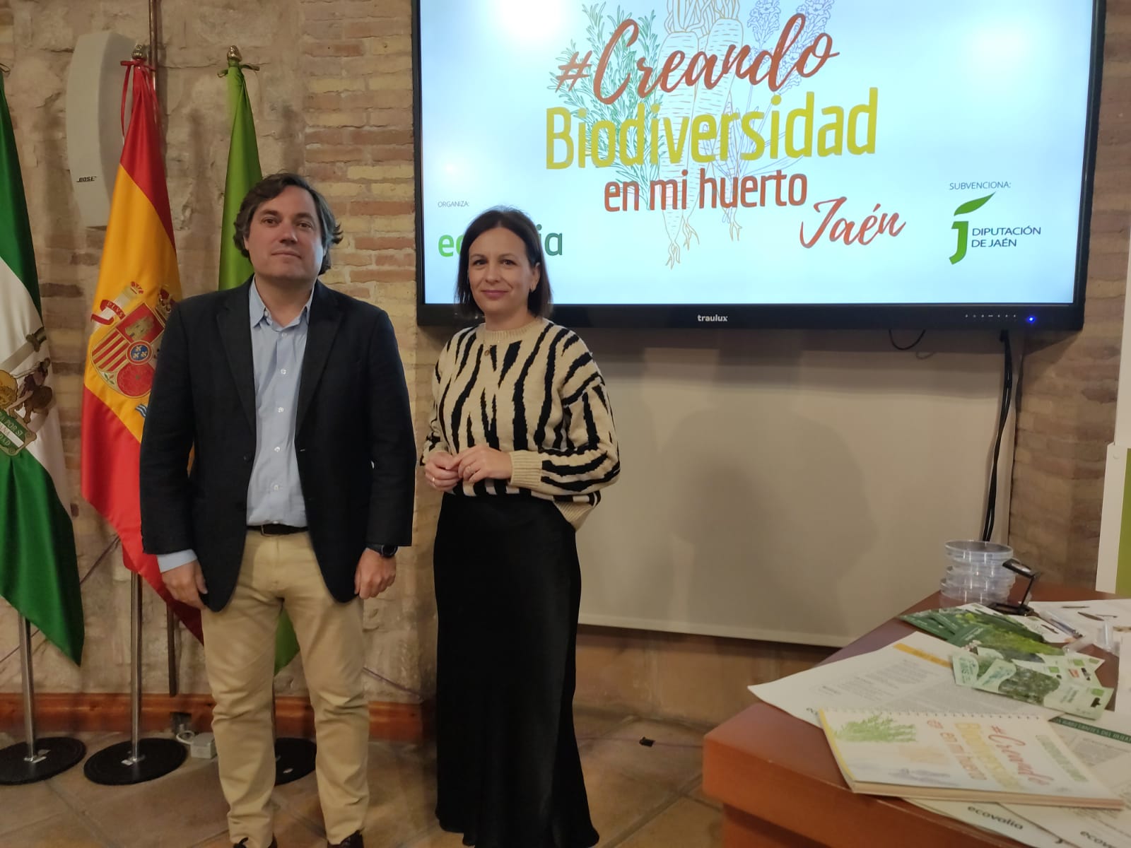 La diputada  de  Medio  Ambiente  y  Lucha  contra  el  Cambio  Climático,  Isabel  Uceda, y el presidente de Ecovalia, Álvaro Barrera, antes de una rueda de prensa