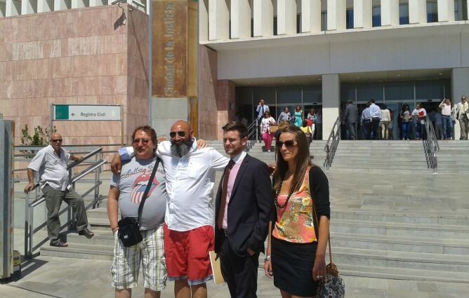 Jesús Rodríguez, segundo por la izquierda, tras prestar declaración.