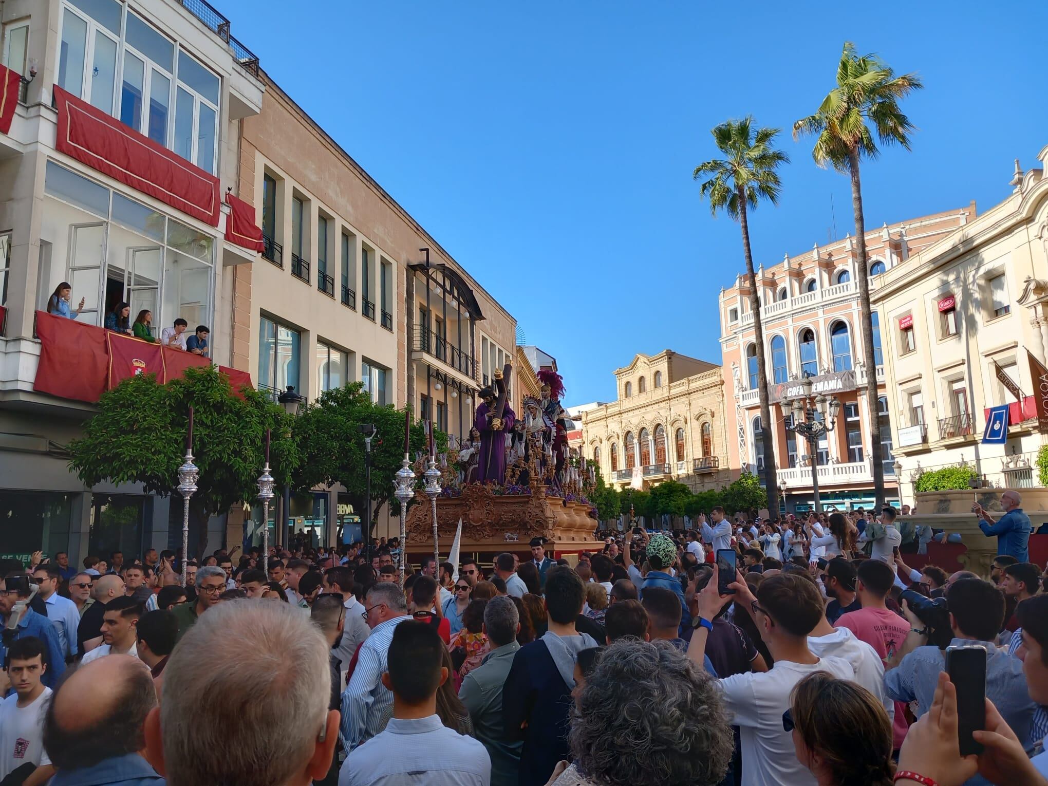 La Hermandad de La Entrega, de Guadalcacín, entrando en la Rotonda de los Casinos