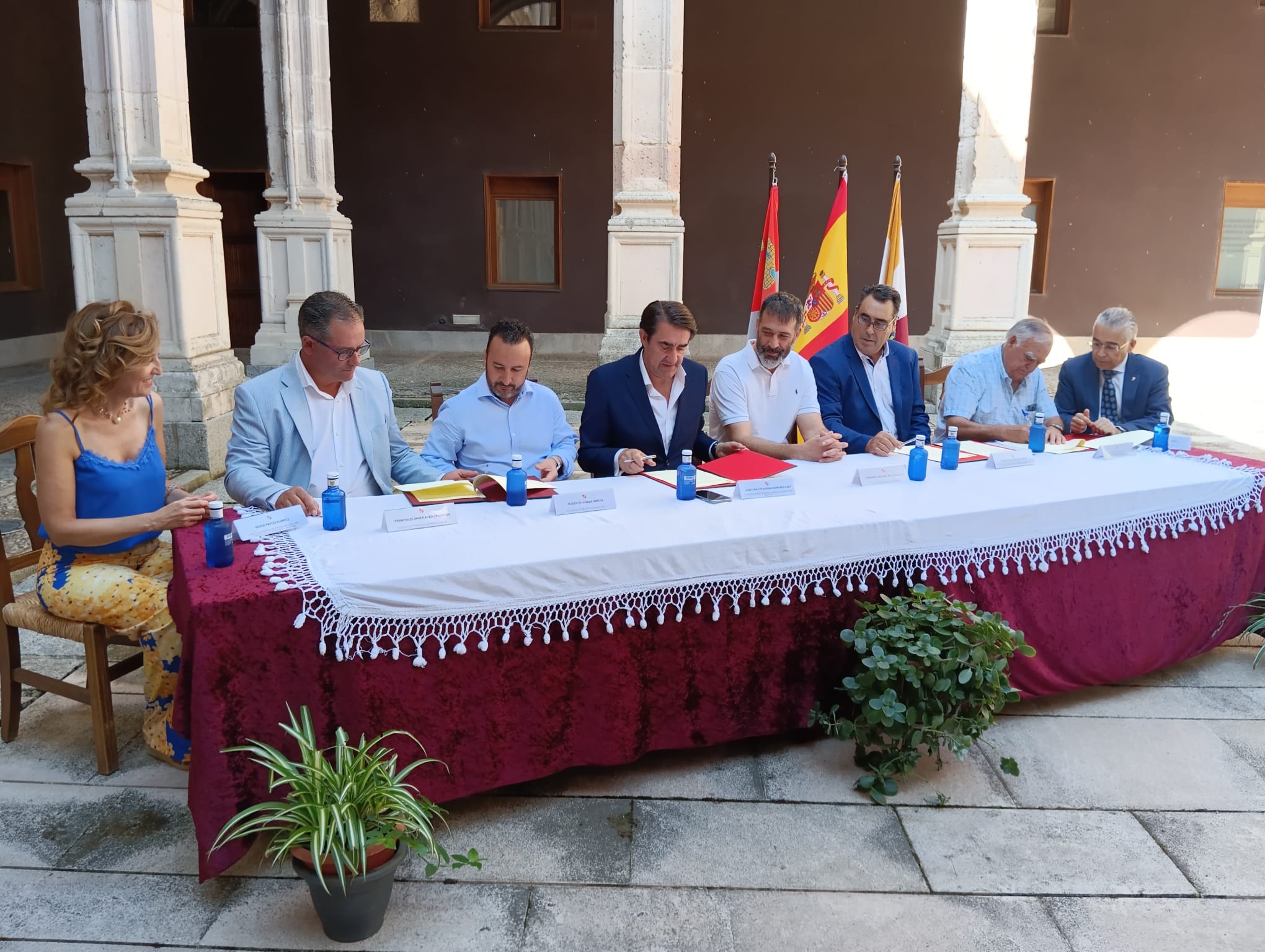 Firma del convenio en el claustro del palacio