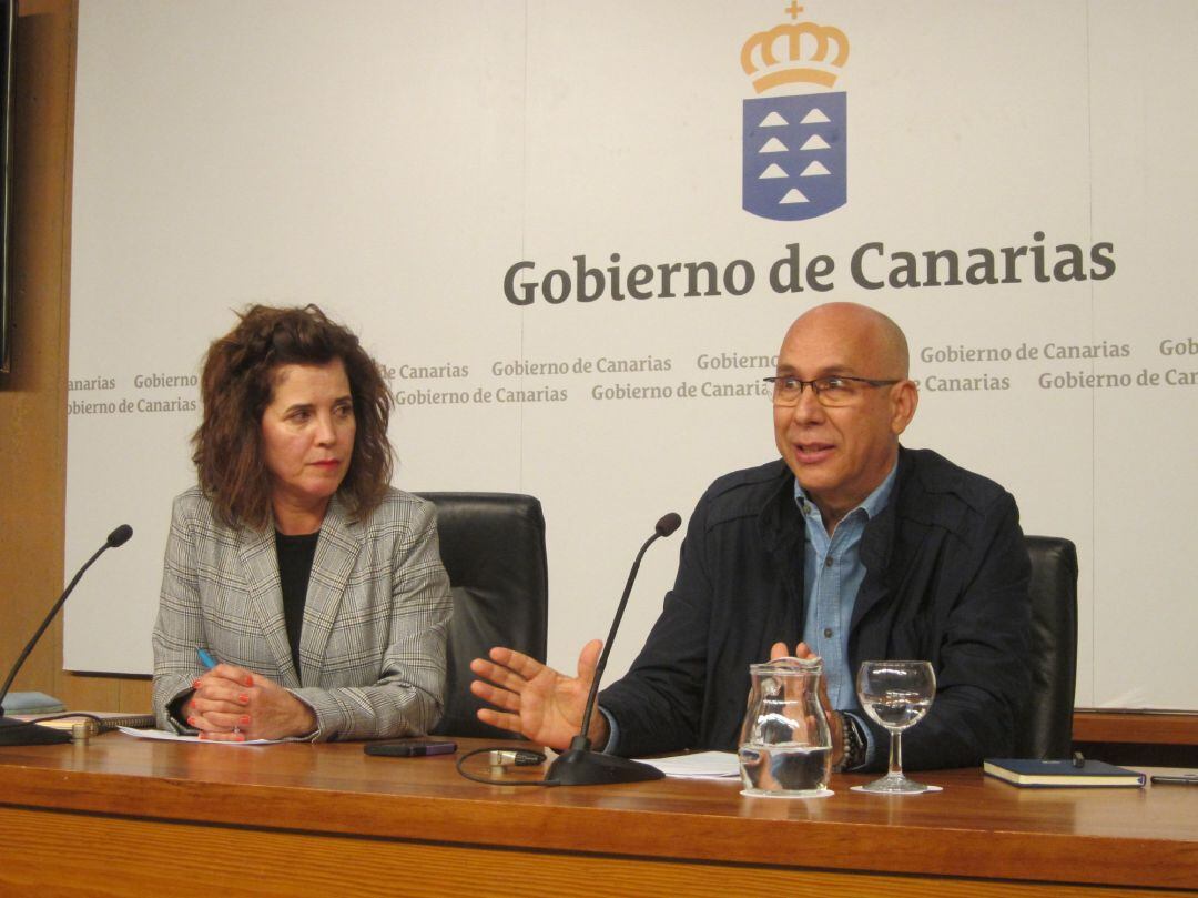 La consejera de Sanidad del Gobierno de Canarias, Teresa Cruz y el jefe del Servicio de Epidemiología del SUC, Domingo Núñez