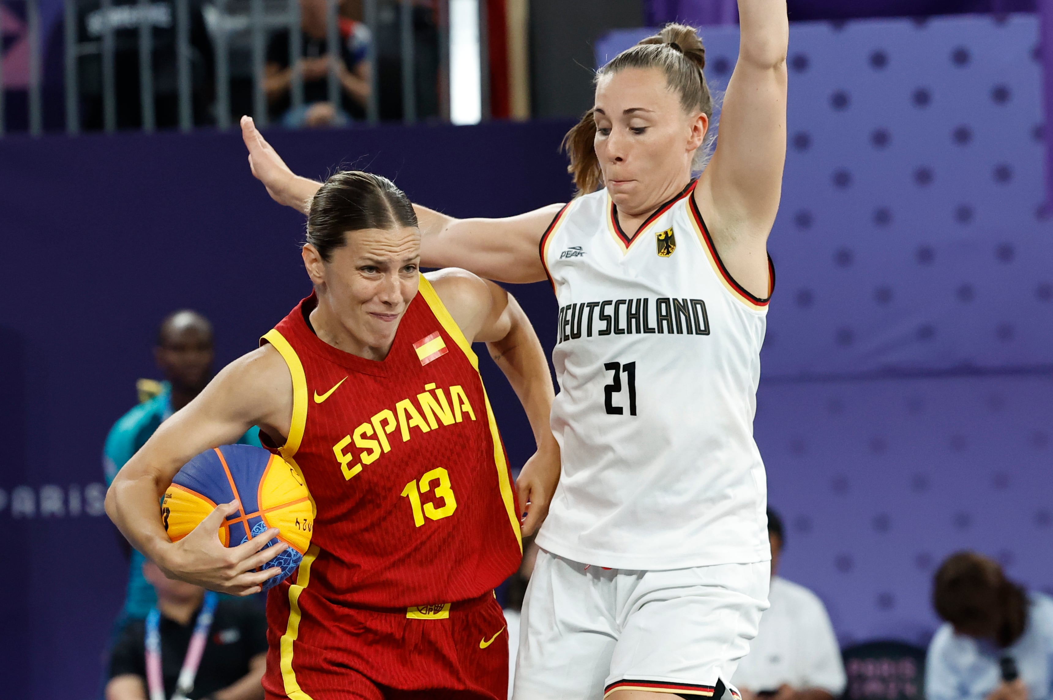 PARÍS, 05/08/2024.- La jugadora española Sandra Ygueravide en acción ante la alemana Svenja Brunckhorst durante la final femenina de baloncesto 3x3, entre Alemania y España, celebrada en el marco de los Juegos Olímpicos París 2024, este lunes, en la capital gala. EFE/ Miguel Toña
