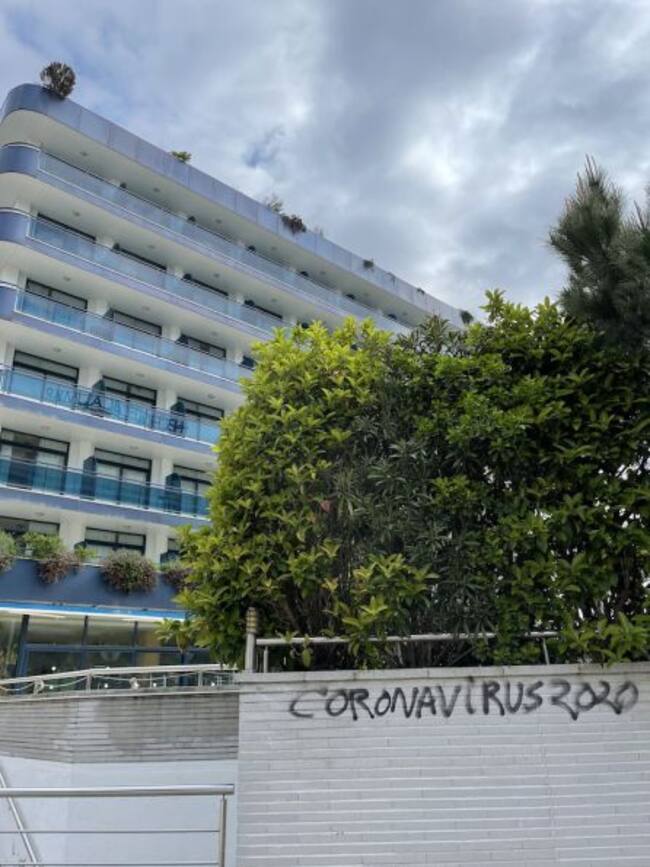 La porta d'un hotel de Blanes