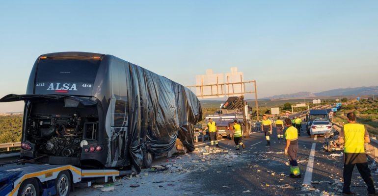 Autobús siniestrado en la A-44.