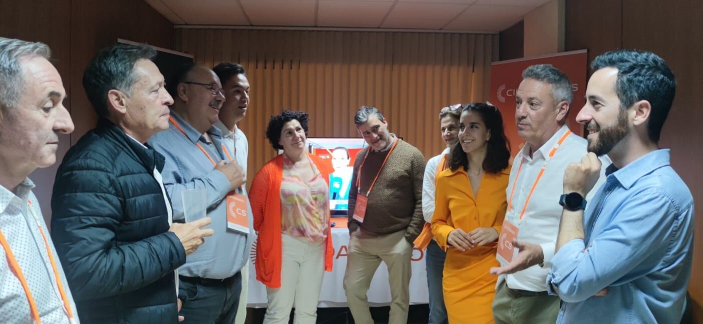 Ciudadanos durante la noche electoral