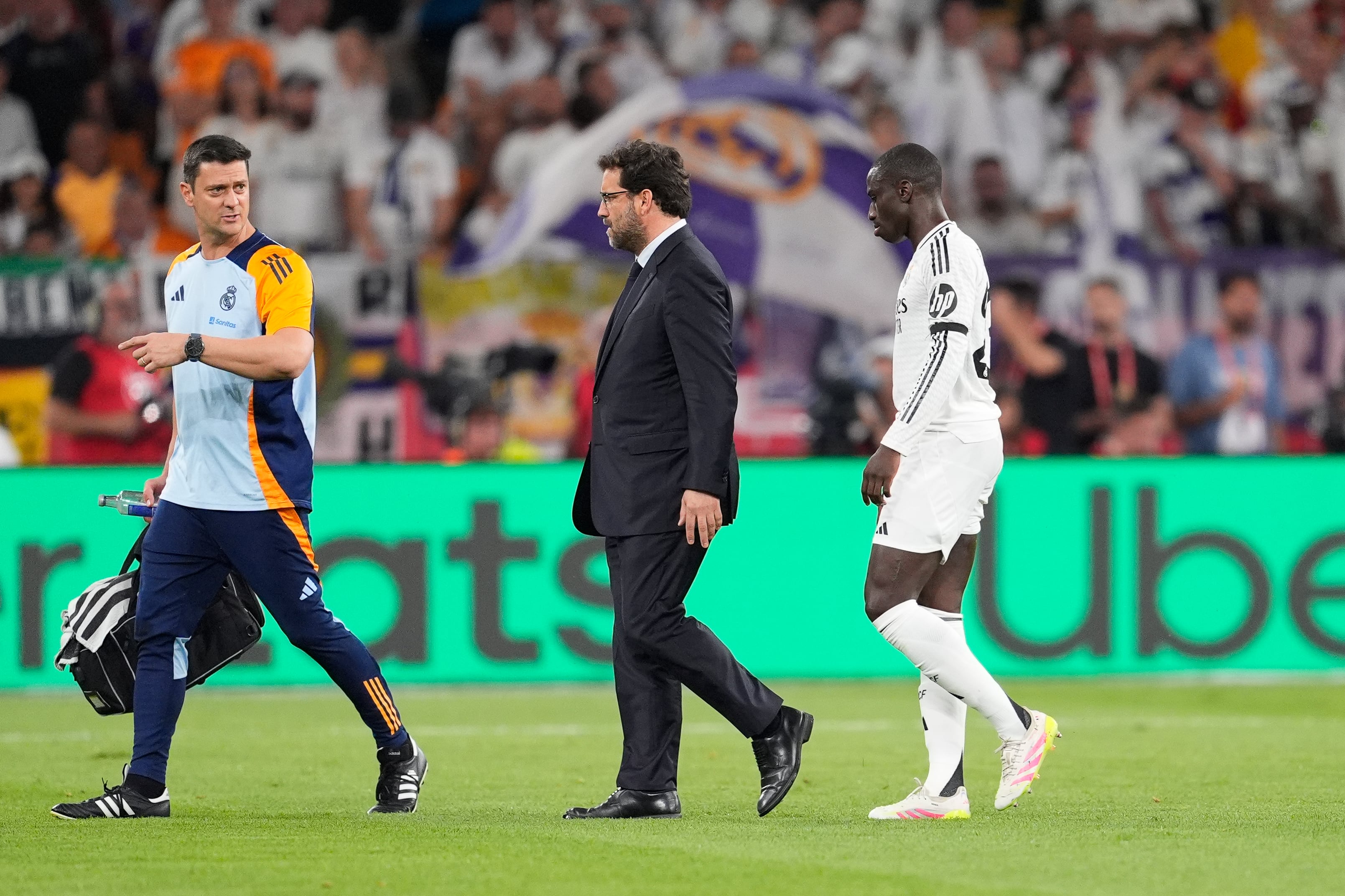 Ferland Mendy se retira del campo durante el Clásico de Copa