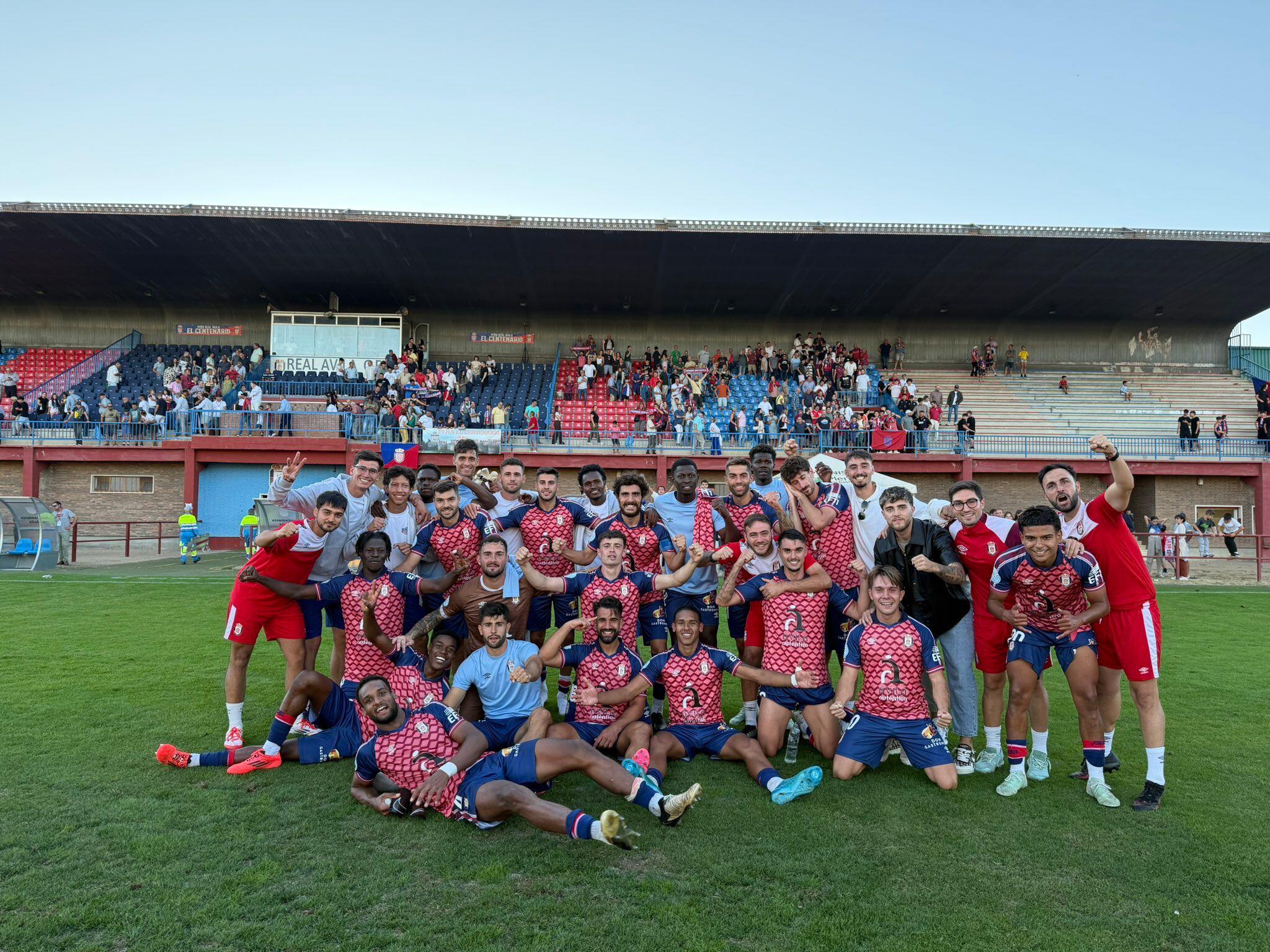Jugadores y cuerpo técnico del Real Ávila celebran la victoria frente al Bergantiños
