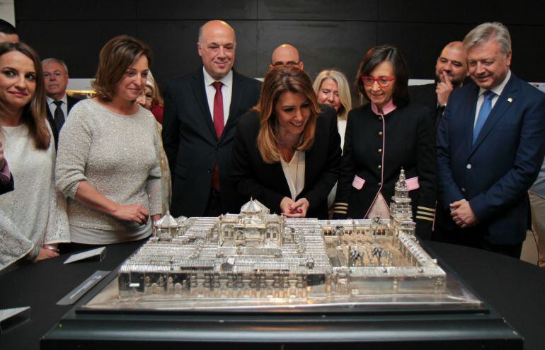 Susana Díaz contempla una réplica de la Mezquita en la sala de exposiciones del Parque Joyero