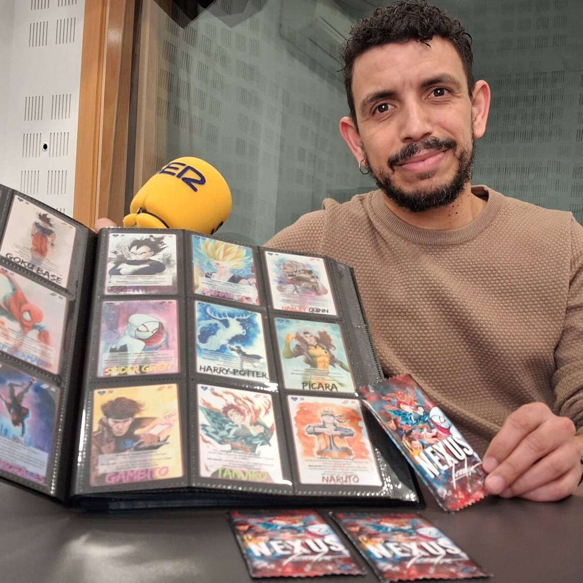 Un ilustrador de Parla crea su propio juego de cartas con personajes de Pokemon, One Piece, Dragon Ball o Marvel