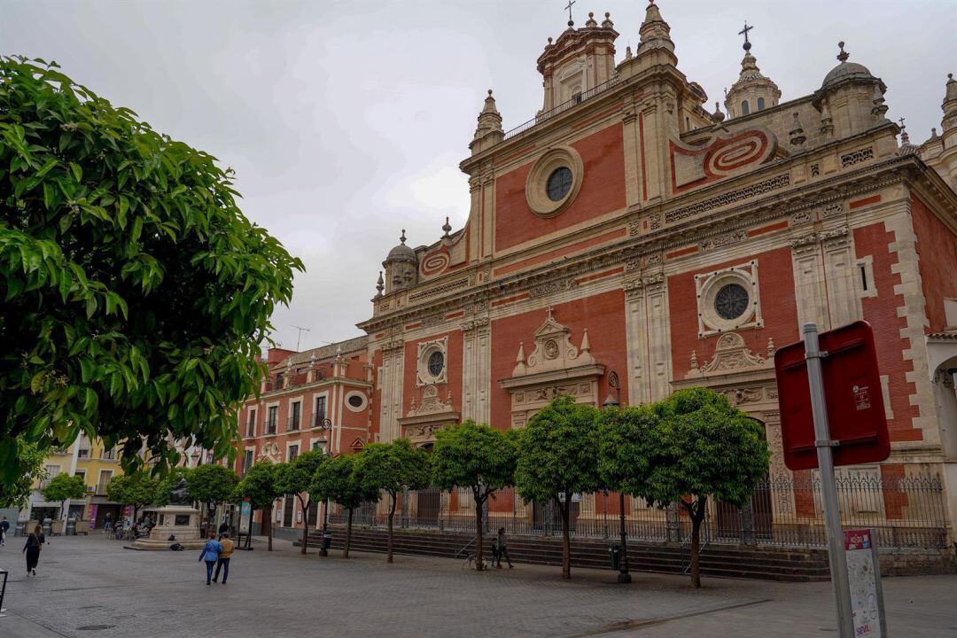 Fachada principal de la Iglesia Colegial del Divino Salvador 