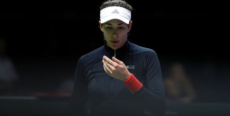 Muguruza se sopla en la palma de la mano tras jugar un punto frente a Pliskova