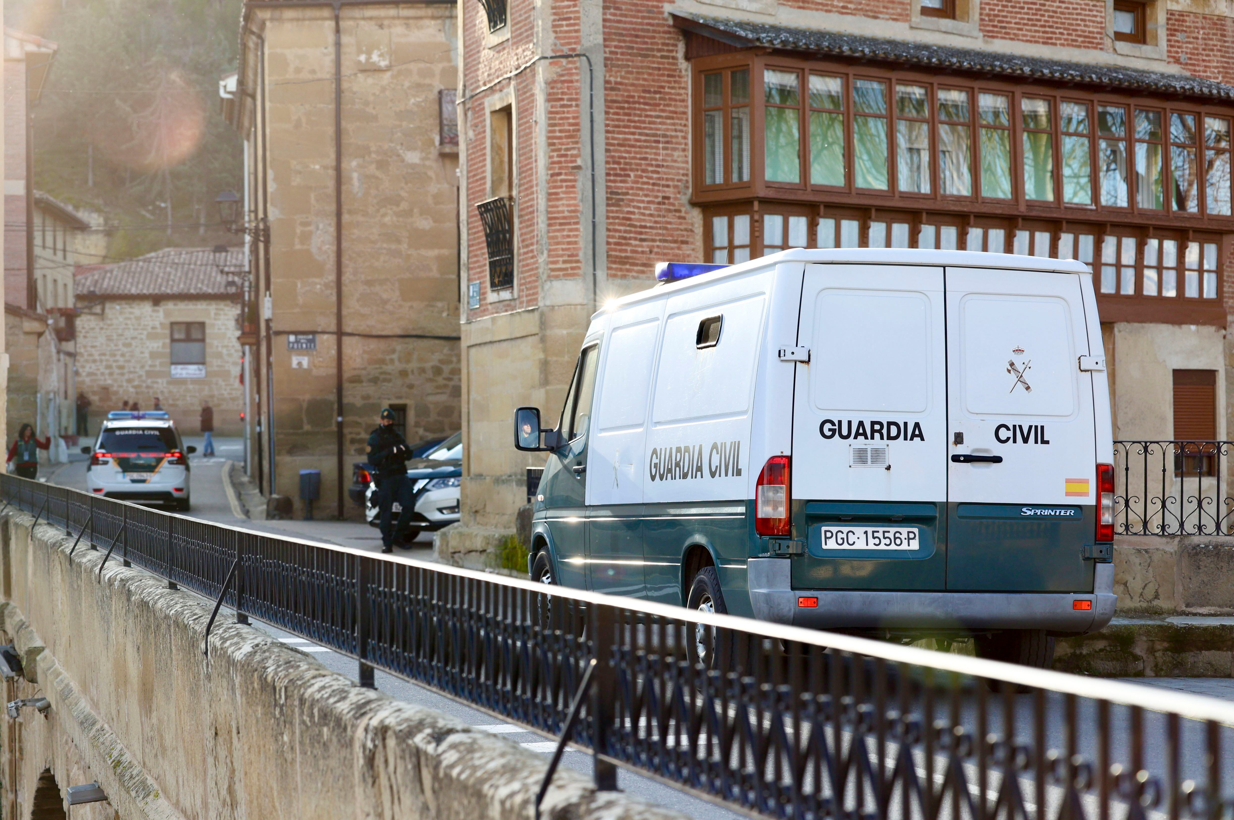 CUZCURRITA DE RÍO TIRÓN, 26/01/2024.- La Guardia Civil, junto a los dos presuntos asesinos de Guillermo Castillo, realizan este viernes una reconstrucción de los hechos que terminaron con la vida del conocido hostelero riojano, Guillermo Castillo el 2 de mayo del pasado año. EFE/ Raquel Manzanares