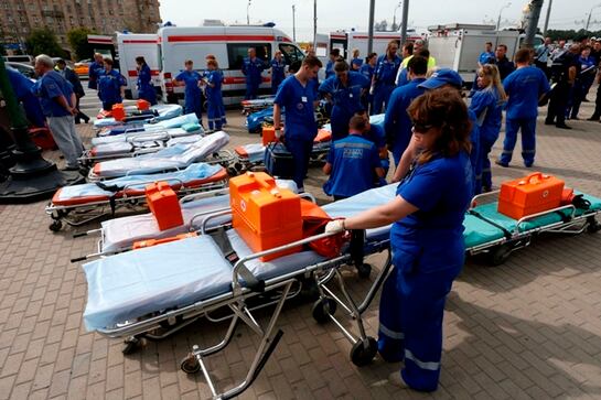 Los servicios de emergencia esperan a la salida de una de las bocas del metro en Moscú.