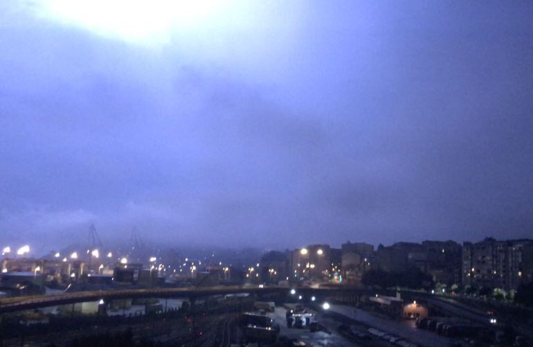 Uno de los relámpagos que esta noche iluminaron la noche del cielo de Vigo sobre el puerto de la ciudad.