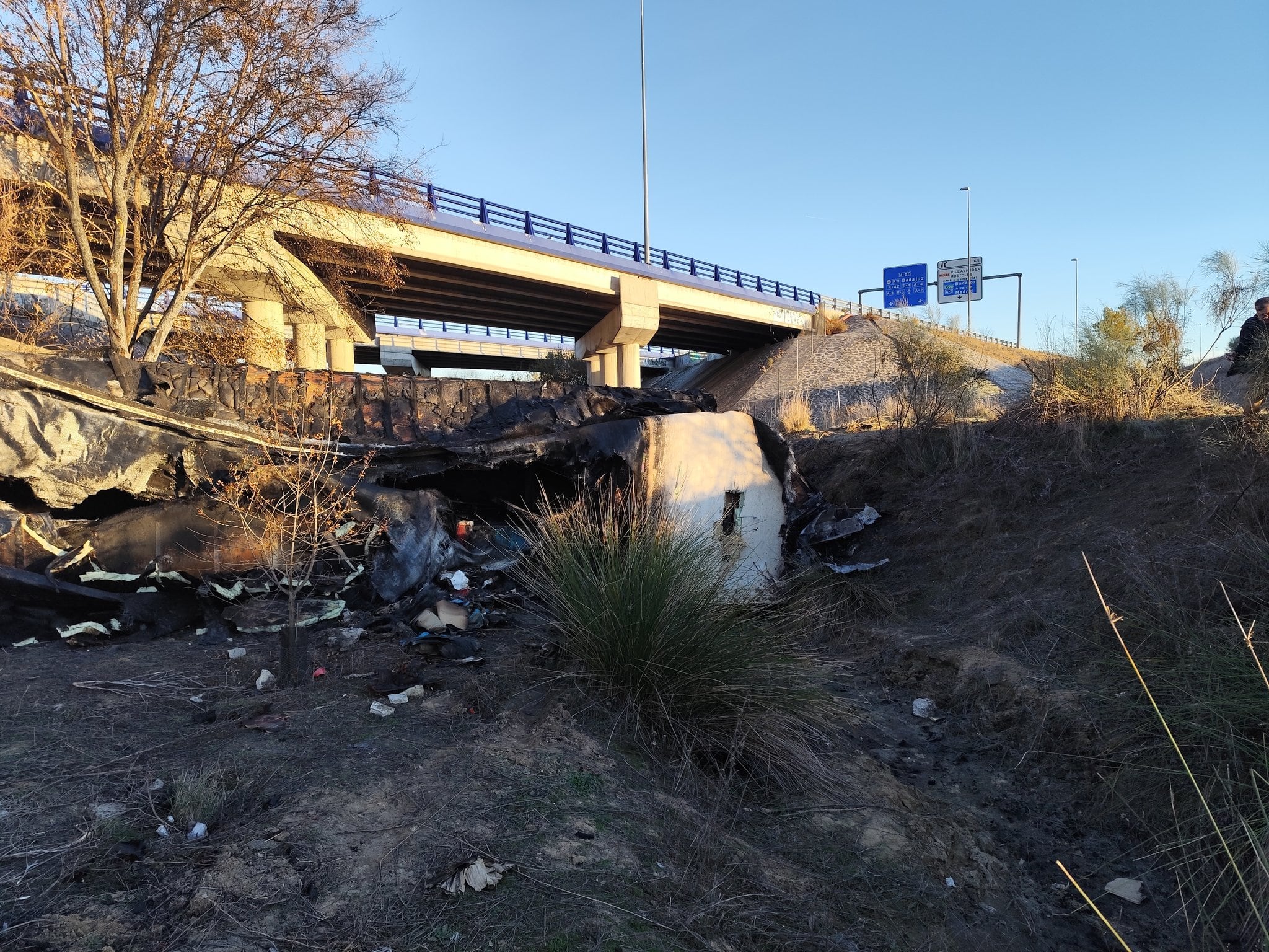 Restos de los camiones calcionados en el cauce del arroyo de La Madrid